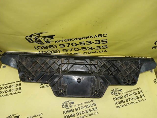 Кронштейн бампера заднього, центральний 4M0807329 VAG