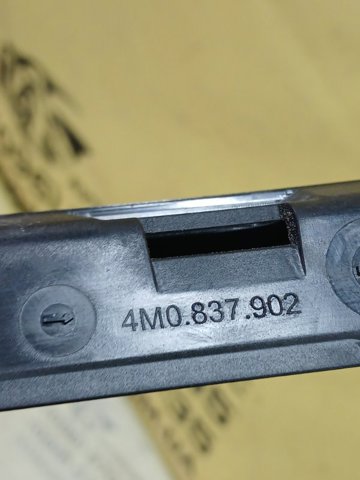 Накладка передніх дверей, правої, вертикальної 4M0837902 VAG