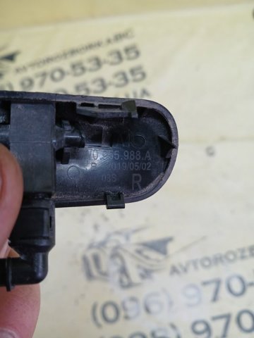 Форсунка омивача скла лобового, права 4M0955988 VAG