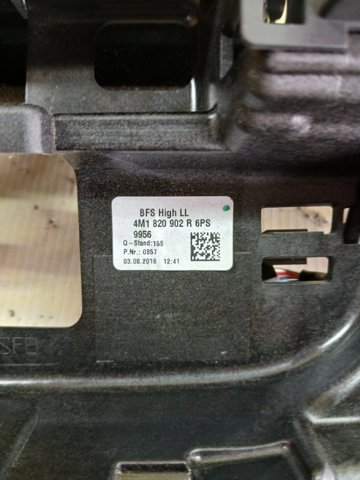 Решітка вентиляції салону на "торпедо", права 4M1820902R6PS VAG