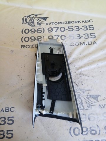 Обшивка стійки кузова внутрішня, середня права 4M8867244BYW5 VAG