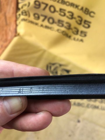 Захисна накладка переднього скла права 51317286180 BMW
