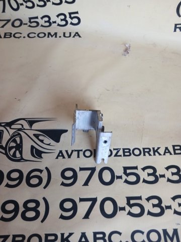 Кронштейн передньої балки 51647245795 BMW
