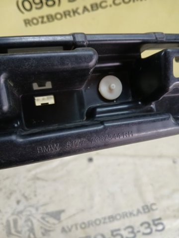 Кронштейн зовнішньої накладки порога правого 51777387344 BMW