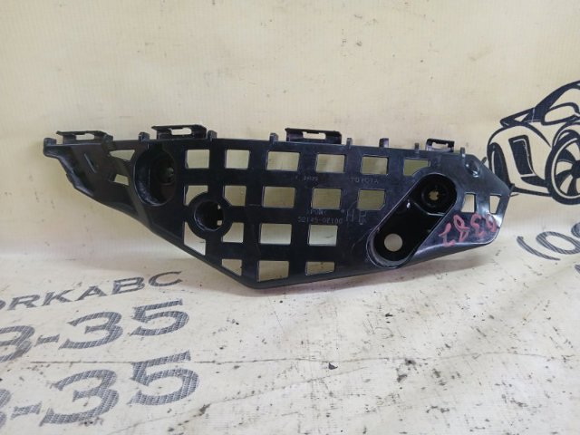 Кронштейн бампера переднього, правий 521450E100 TOYOTA