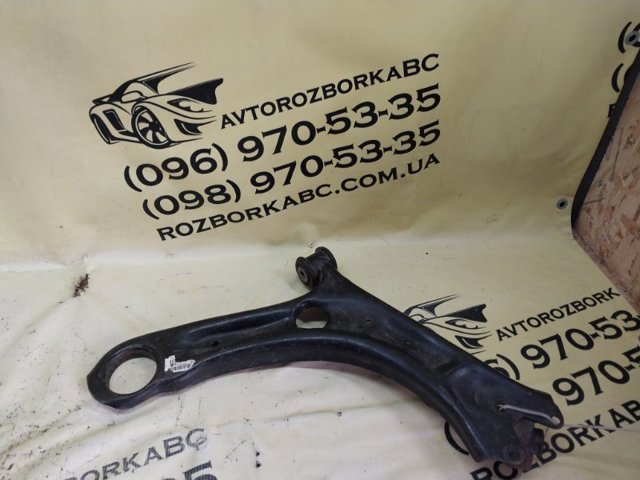 Правий важіль передній нижній підвіски 561407152C VAG