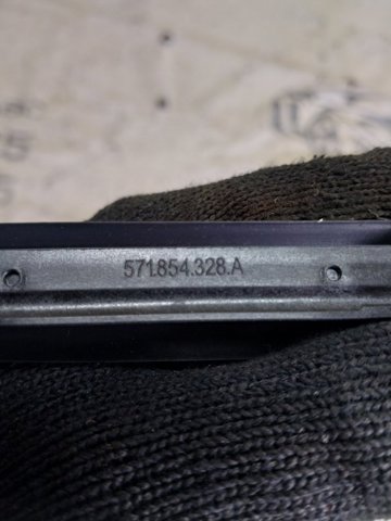 Захисна накладка вітрового скла права 571854328A5AP VAG
