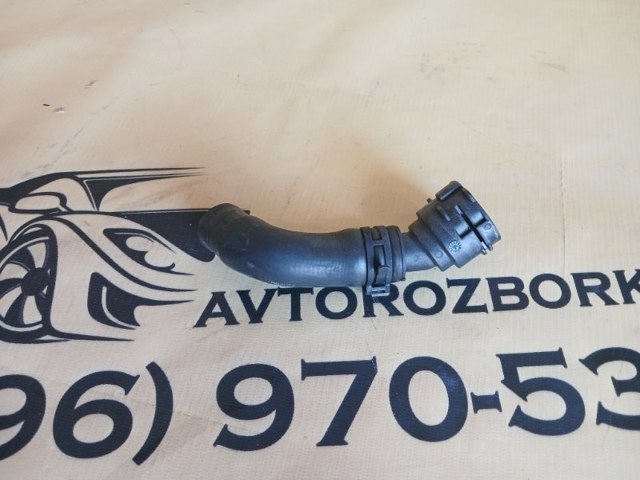 Патрубок системи охолодження 5Q0122058B VAG