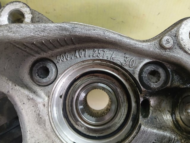 Цапфа поворотна ліва 5Q0407257A VAG