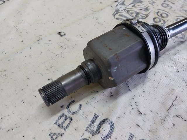 Привід правий 5QV407272 VAG