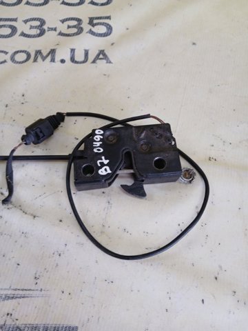 Запор капота (замок і привід замка капота) 5U0823509N VAG