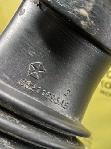 Патрубок повітряний, вихід повітряного фільтра 68211695AB CHRYSLER