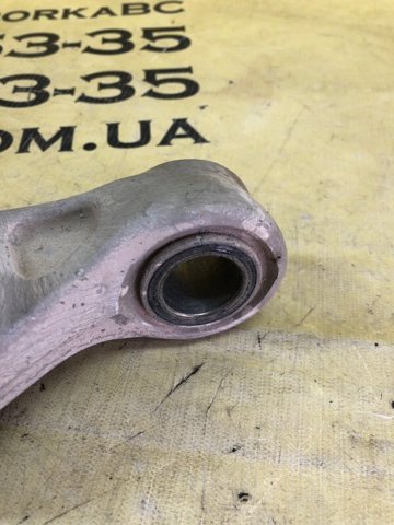 Правий важіль передній нижній підвіски 80A407156 VAG