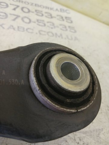 Важіль задньої підвіски поперечний, правий 80A501530A VAG