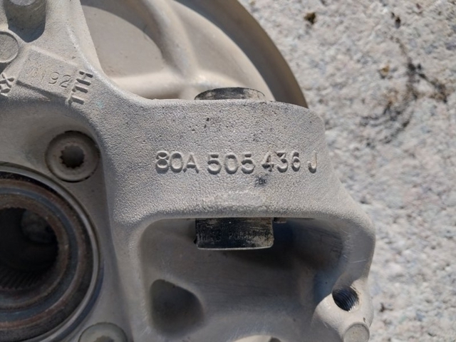 Цапфа - поворотний кулак задній, правий 80A505432G VAG