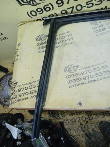Направляюча скла рамки двері, заднього ліва 80A839431A VAG