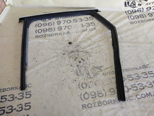 Направляюча скла рамки двері, заднього ліва 80A839431C VAG