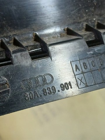 Накладка задніх дверей, лівих, вертикальних 80A839901 VAG