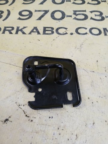 Стояк-гак замка капота 81A823186A VAG