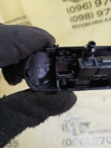 Форсунка омивача скла лобового, права 83A955988A VAG