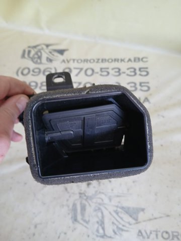 Решітка повітроводу ліва 83B8209016PS VAG