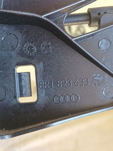 Кронштейн ручки відкривання капота 8R1823633 VAG