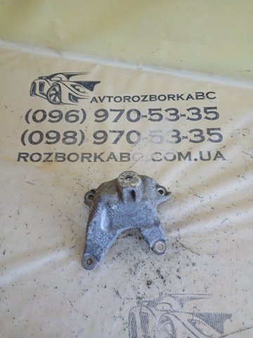Кронштейн подушки (опори) двигуна, лівої 8W0199307L VAG