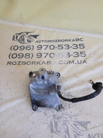 Кронштейн подушки (опори) двигуна, правої 8W0199308L VAG