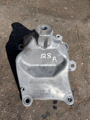 Кронштейн подушки (опори) двигуна, правої 8W0199308R VAG
