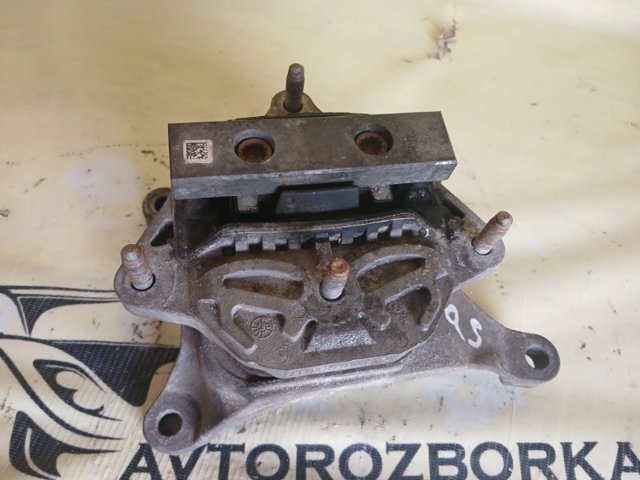 Кронштейн подушки коробки передач 8W0399118C VAG
