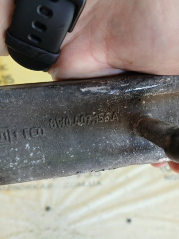 Правий важіль передній нижній підвіски 8W0407156A VAG