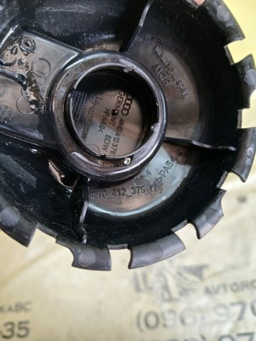 Кришка опори амортизатора переднього 8W0412375D VAG