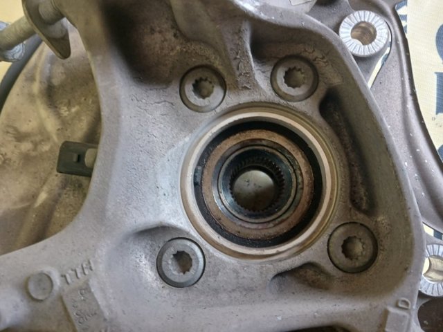 Кулак поворотний лівий 8W0505435AA VAG