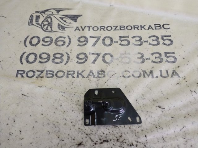 Стояк-гак замка капота 8W0823186D VAG