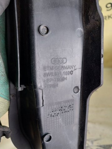 Заглушка жабо збоку 8W6821169C VAG