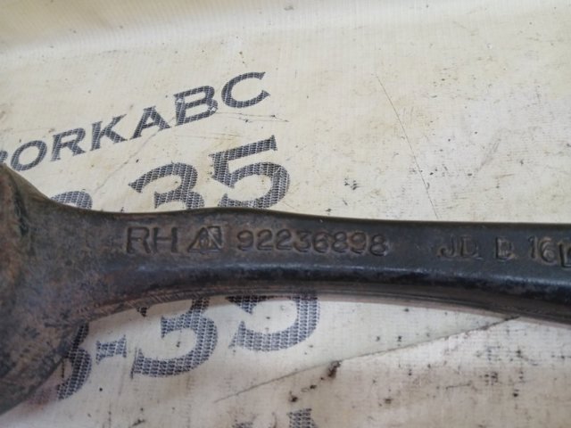 Правий важіль передній нижній підвіски 92236898 GM