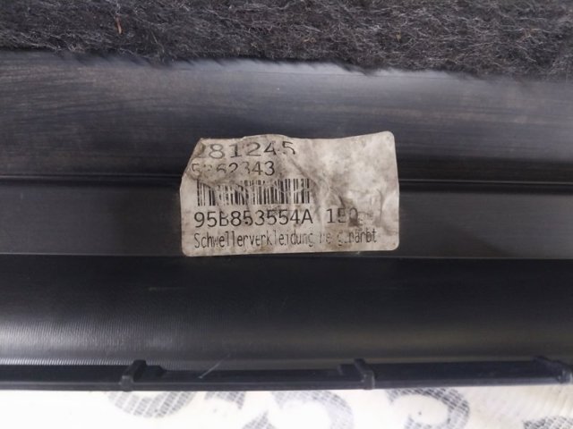Накладка зовнішня (молдинг) порога, правий 95B8535641E0 VAG