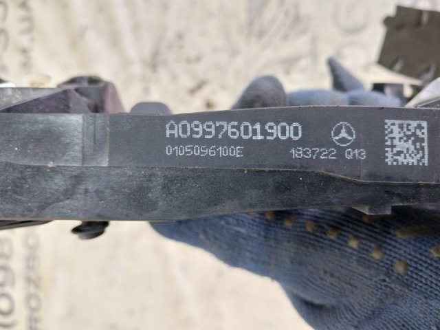 Тримач зовнішньої ручки дверей, передніх лівих A0997601900 MERCEDES