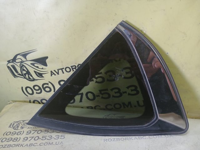 Скло багажника, ліве KB7W63950A MAZDA