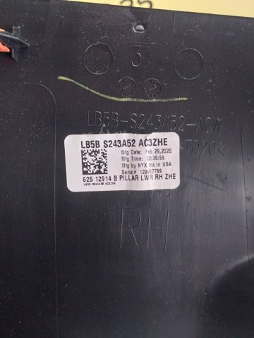 Обшивка стійки кузова внутрішньої, середня нижня права LB5Z7824346AD FORD