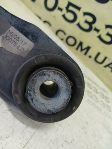 Балансир задній нижній, правий LR037702 LAND ROVER