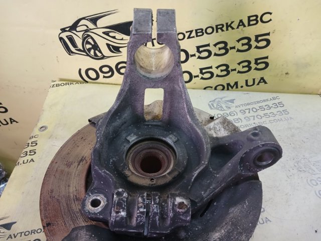 Цапфа поворотна права LR077914 LAND ROVER