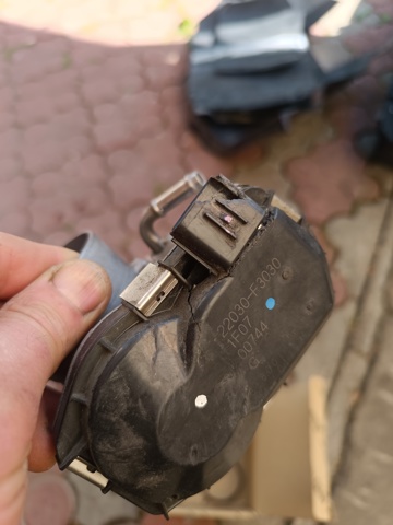 Блок дросельної заслінки 22030F3030 TOYOTA