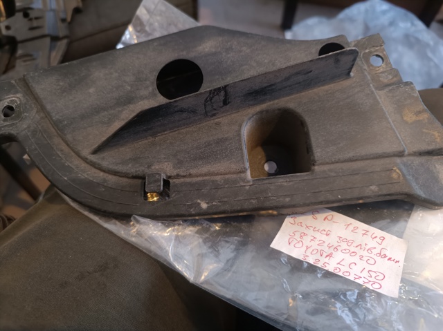 Переднє ліве ікло бампера 5872460020 TOYOTA