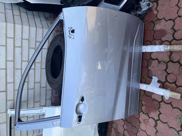 Пасажирські передні двері 6700142161 TOYOTA