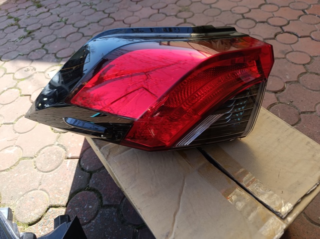 Задній лівий зовнішній ліхтар 8156042230 TOYOTA