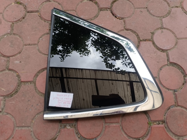 Скло кузова/багажного відсіку, ліве 833014CC0B NISSAN