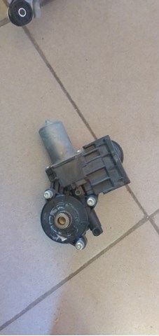 Мотор склопідйомника дверей передніх, правих 8571042140 TOYOTA