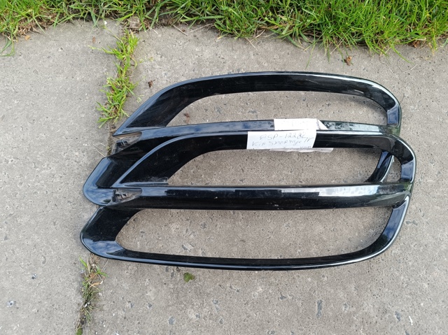 Ободок/окантовка фари противотуманной задньої, лівий 86657F1500 HYUNDAI