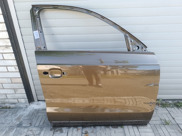 Пасажирські передні двері 8U0831052C VAG